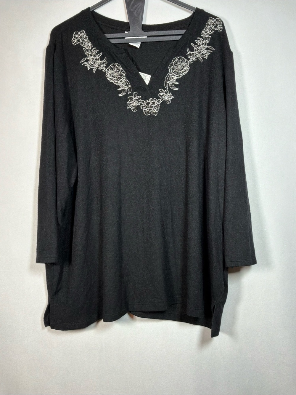 Liz Claiborne XXL Black Floral Embroidered V-Neck Tunic Top NWT. - Picture 2 of 6